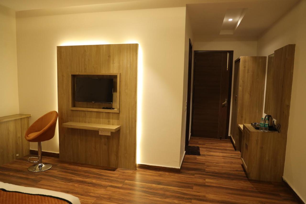 Hotel Crown Savoy, Near Railway Station & Guru Nanak Dev University Amritsar Exterior foto